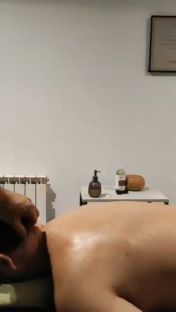 Masaje relajante en camilla con aceites