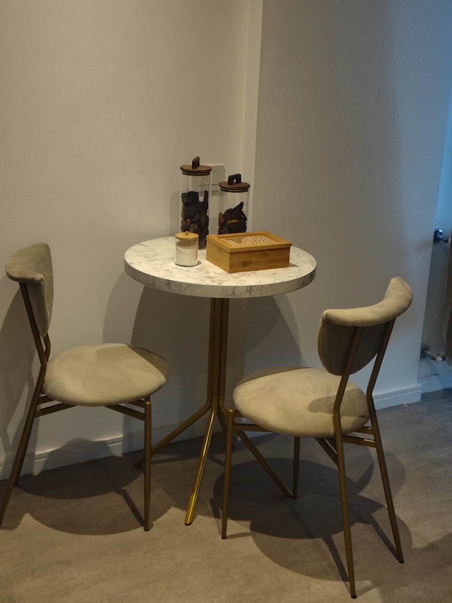 Sala de espera con mesa y sillas